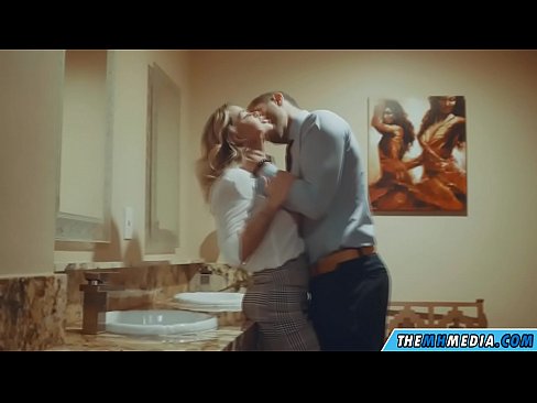 ❤️ Pamene blonde wabusty akunyengererani m'chimbudzi cha anthu onse ☑ pa ny.hentai-menu.ru ❌️